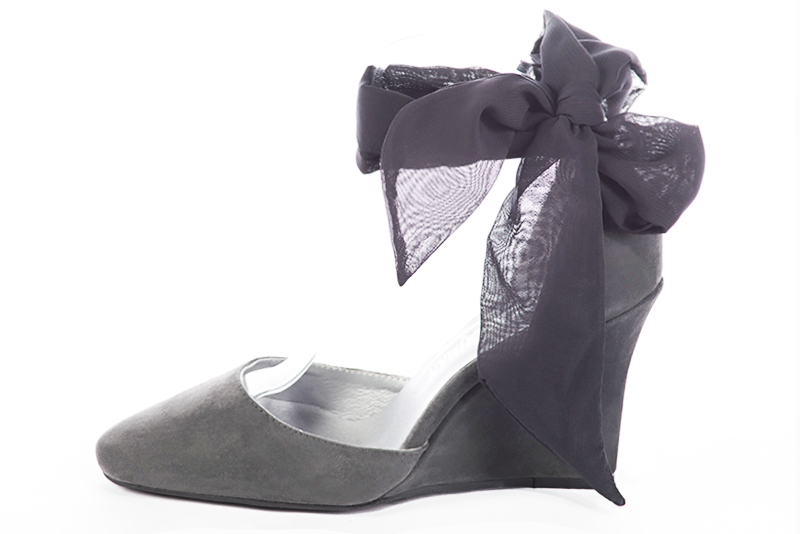 Dove grey women's open side shoes, with a scarf around the ankle. Round toe. Very high wedge heels. Profile view - Florence KOOIJMAN